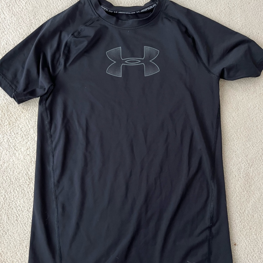 Under Armour fitted black shirt size youth extra-large